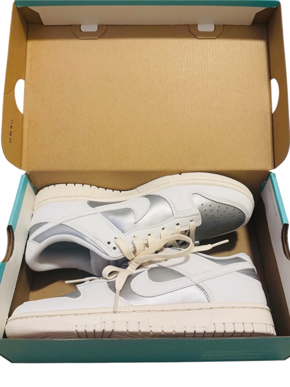 Women’s Nike Low-Top Sneaker in White/ Cream/ Silver NWT Size 8